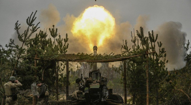 Duas pessoas morreram e mais de 30 ficaram feridas em bombardeios russos na cidade de Sloviansk, leste da Ucrânia