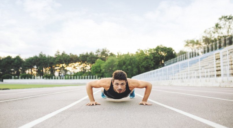 Atleta fazendo flexão