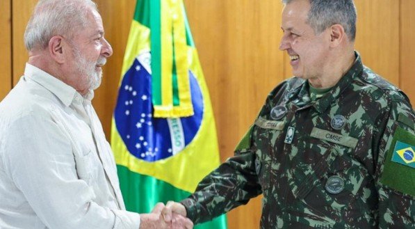 Presidente da Rep&uacute;blica Luiz In&aacute;cio Lula da Silva assina reajuste de 9% para militares das For&ccedil;as Armadas