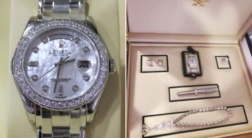 Terceiro lote de joias sauditas foi recebido em mãos por Bolsonaro