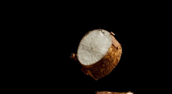 Bata no liquidificador 1 inhame pequeno descascado e cortado em cubos, 2 laranjas descascadas e cortadas, 400 ml de água e adoçante a gosto. Misture tudo e beba com gelo.