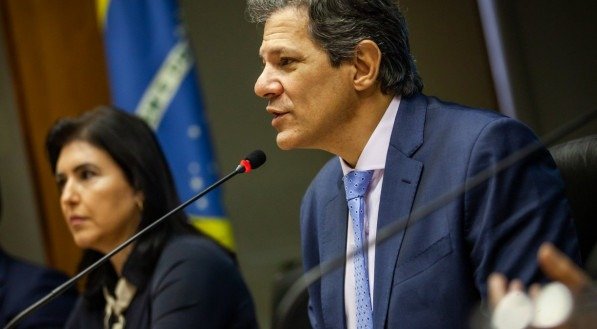 A conta atrasada em cima da mesa e o dinheiro encontrando novas prioridades todo dia