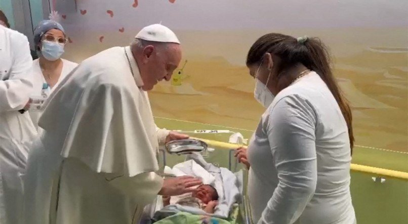 Papa Francisco apresentou melhora e visitou crianças no hospital