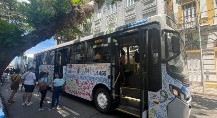 Ônibus da Conorte foi todo grafitado com mensagens de amor e respeito as pessoas com Transtornos do Espectro Autista