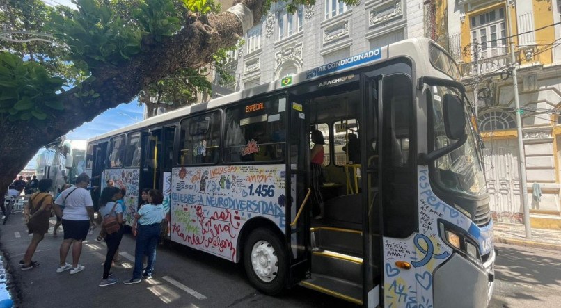 Ônibus da Conorte foi todo grafitado com mensagens de amor e respeito as pessoas com Transtornos do Espectro Autista