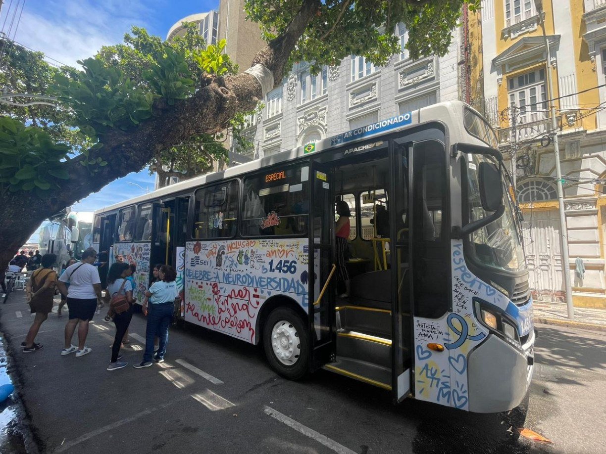 Ônibus da Conorte foi todo grafitado com mensagens de amor e respeito as pessoas com Transtornos do Espectro Autista