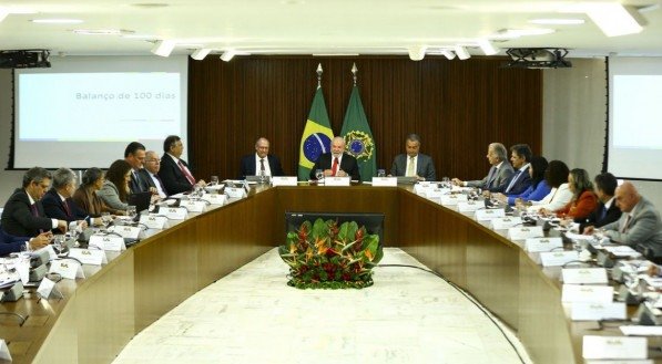 O governo Lula padece de falta de propostas e excesso de advérbios
