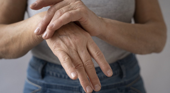 Entre os sintomas motores mais conhecidos da doença de Parkinson, estão a rigidez das articulações e tremores 