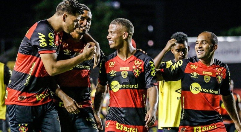 Paulinho, Edinho e outros jogadores comemoram vitória do Sport