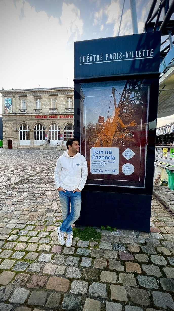 Armando Babaioff em cartaz com peça em Paris
