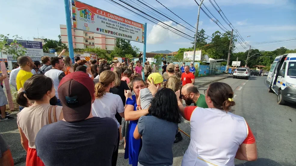 Movimenta&ccedil;&atilde;o em frente &agrave; creche Cantinho Bom Pastor &eacute; grande. Governador de Santa Catarina declara luto de tr&ecirc;s dias ap&oacute;s morte de quatro crian&ccedil;as em ataque &agrave; creche na cidade de Blumenau, mais quatro crian&ccedil;as ficaram feridas. O presidente Lula tamb&eacute;m se pronunciou sobre ocorrido