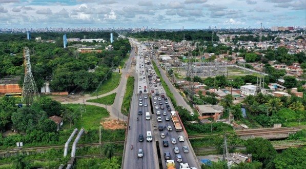 Pistas do alargamento da BR-232 na saída do Recife não foram concluídas e ainda há pequenos trechos no asfalto.