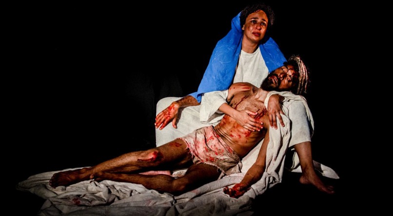 Jesus (Asaías Rodrigues) e Maria (Brenda Lígia) em 'Paixão Paixão de Cristo do Recife: Jesus, a Luz do Mundo'