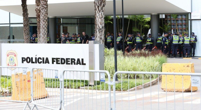 Policiamento reforçado na PF para o depoimento do ex-presidente Jair Bolsonaro sobre as joias