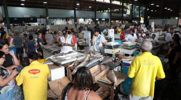 Comércio de peixe no Mercado de São José  no período de Páscoa - Peixe - Fruto do Mar - Crustáceo - Camarão - Semana Santa - Mercado Público 