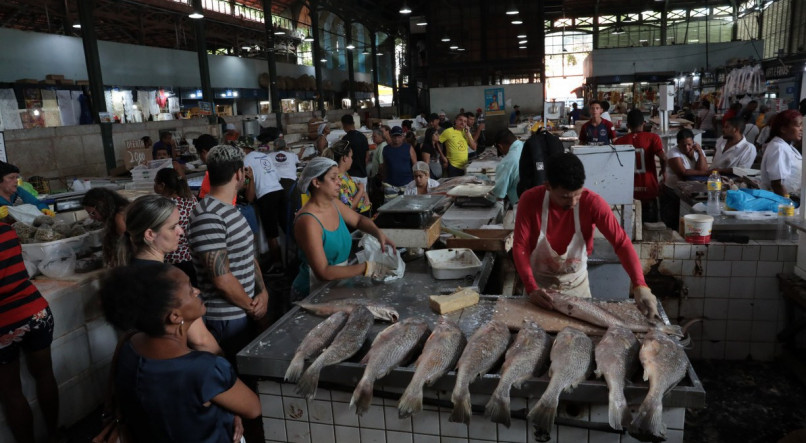 Comércio de peixe no Mercado de São José  no período de Páscoa - Peixe - Fruto do Mar - Crustáceo - Camarão - Semana Santa - Mercado Público 