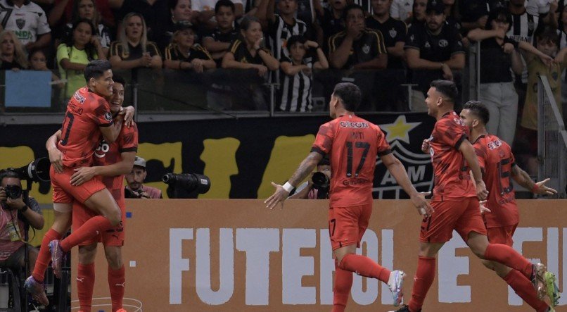 Diego Gómez chutou de fora da área e mandou no cantinho de Everson para marcar gol do Libertad