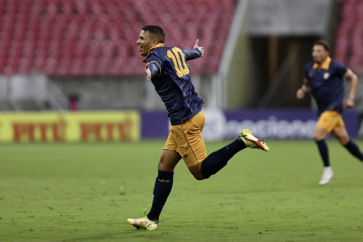 Radsley abriu o placar para o Retrô contra o Salgueiro, pela semifinal do Pernambucano