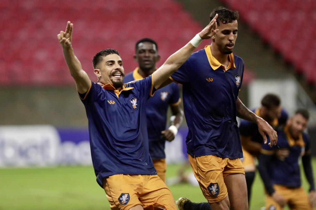 Luisinho Bigode marcou o segundo gol do Retr&ocirc; sobre o Salgueiro na semifinal do Pernambucano
