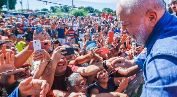 Lula cumprimenta moradores em &aacute;reas atingidas pelas chuvas em Bacabal, Maranh&atilde;o