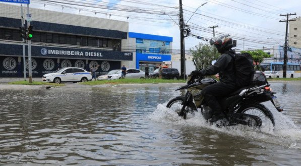 CHUVAS EM PERNAMBUCO: Recife registra transtornos e alagamentos no domingo de Páscoa. Veja fotos