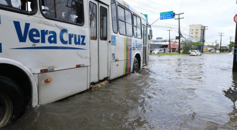 Chuvas no Recife fazem Prefeitura da cidade elevar para alerta laranja estado da cidade e suspender aulas presenciais. Veja previs&atilde;o do tempo no Recife, entenda pontos de alagamentos e alerta da APAC para as chuvas em Pernambuco