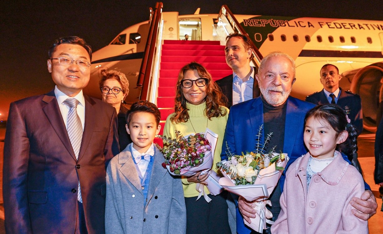 Presidente da República, Luiz Inácio Lula da Silva, durante a chegada a Xangai, no Aeroporto Internacional de Xangai Hongqiao, na China