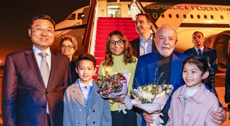 Presidente da República, Luiz Inácio Lula da Silva, durante a chegada a Xangai, no Aeroporto Internacional de Xangai Hongqiao, na China