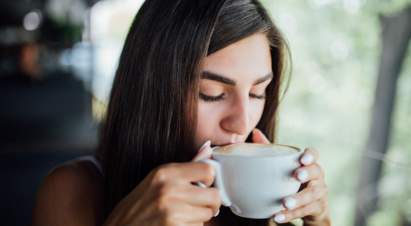 O grão de café possui de 1% a 2,5% de cafeína, é rico em antioxidantes e outras substâncias biologicamente ativas