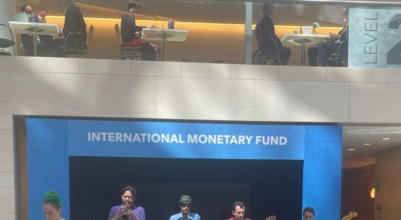 Frevo no prédio do FMI