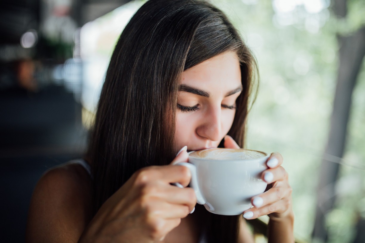 O grão de café possui de 1% a 2,5% de cafeína, é rico em antioxidantes e outras substâncias biologicamente ativas