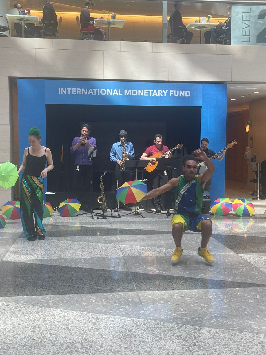 Frevo invade prédios do FMI e Banco Mundial