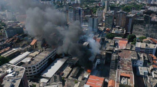 INCÊNDIO NO CENTRO: Vítimas de incêndio em loja no Recife são levadas para HR e Upa da Imbiribeira 