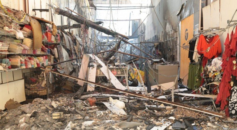 Corpo de Bombeiros continua trabalho de combate a focos de incêndio na loja Tropical, no Centro do Recife