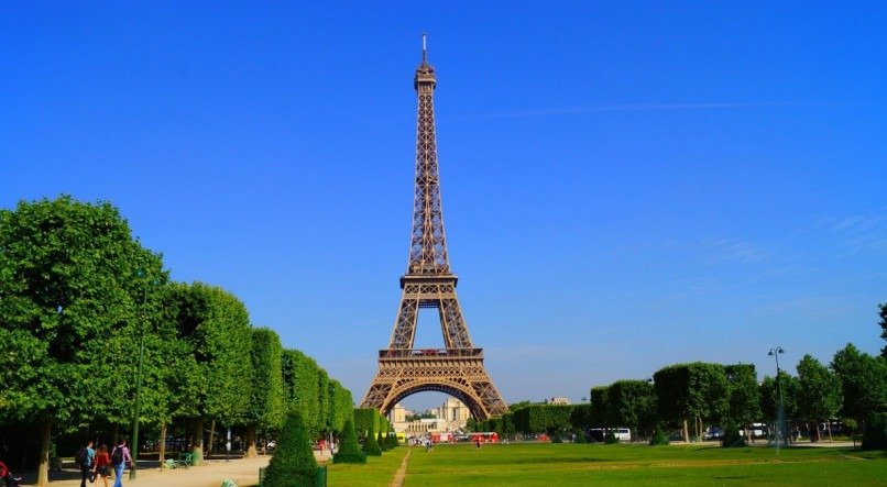 Paris tem diversos atrativos para o turista, como visitar a Torre Eiffel, seu principal cartão-postal