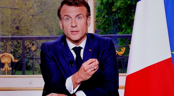 Imagem ilustra o presidente da França, Emmanuel Macron, reeleito em 2022