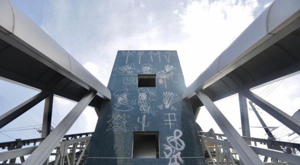 PASSARELA DO PINA, que custou R$ 3,8 milhões, começa a ser requalificada pela Prefeitura do Recife