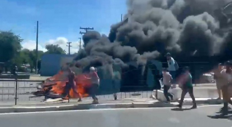 Ato bloqueia fluxo na avenida que dá acesso à Zona Sul do Recife