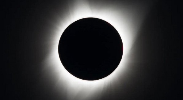 O evento ocorre poucas semanas depois do eclipse solar, que chamou atenção do Brasil e de partes do mundo todo.