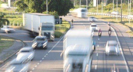 BR 101 Sul - Movimentação na BR 101 Sul no fim de tarde um dia antes do feriado de Tiradentes - Carro - Moto - Trânsito - Caminhão - Mobilidade - Guga Matos - 101 -  