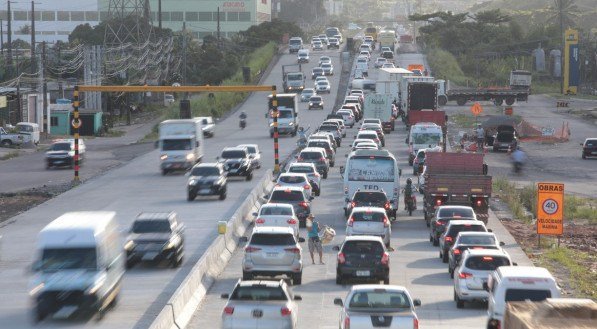 SÃO JOÃO: Estado promete TRÂNSITO livre, mas operação tapa-buraco provoca CONGESTIONAMENTO na BR-232