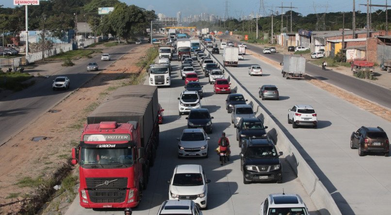 BR 232 - Movimentação na BR 232 no fim de tarde um dia antes do feriado de Tiradentes - Carro - Moto - Trânsito - Caminhão - Mobilidade - Guga Matos - 232 