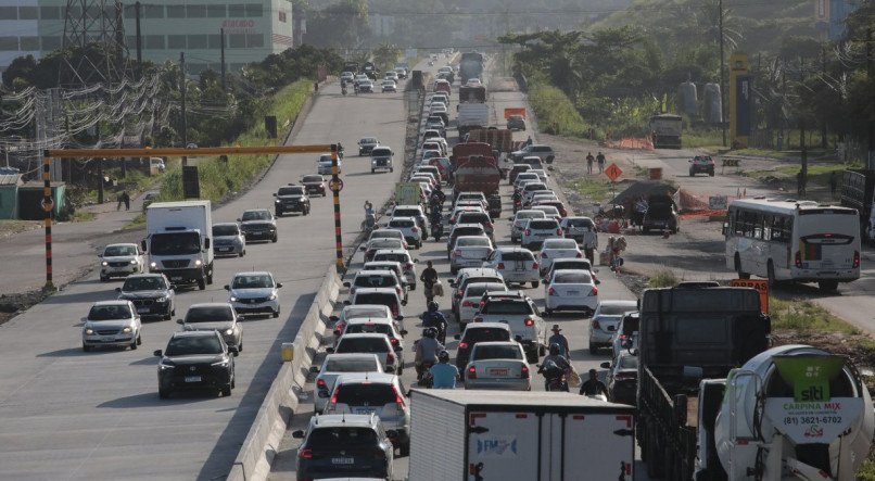 BR 232 - Movimentação na BR 232 no fim de tarde um dia antes do feriado de Tiradentes - Carro - Moto - Trânsito - Caminhão - Mobilidade - Guga Matos - 232 