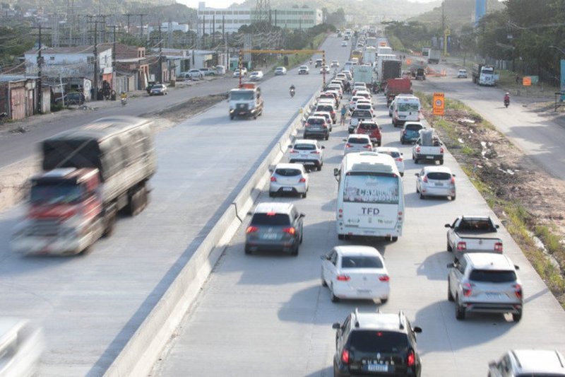 A estrutura metálica que será transportada vai fazer a conexão entre a ciclovia e o passeio de pedestres sobre a linha férrea do Metrô do Recife, sendo acoplada ao viaduto existente no local