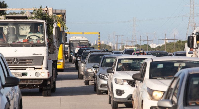 BR 232 - Movimentação na BR 232 no fim de tarde um dia antes do feriado de Tiradentes - Carro - Moto - Trânsito - Caminhão - Mobilidade - Guga Matos - 232 