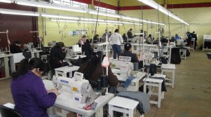 Trabalhador brasileiro trabalha muito e produz pouco. Mas culpa não é dele.