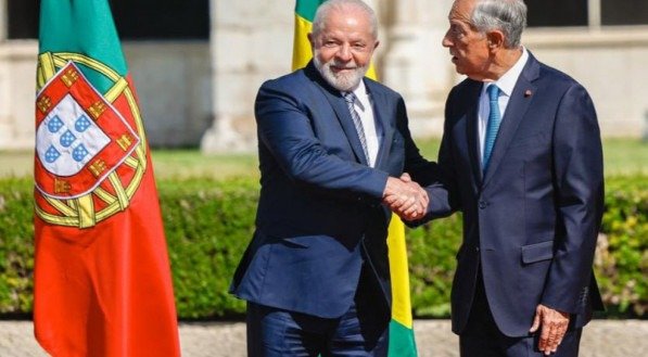 O presidente Luiz In&aacute;cio Lula da Silva (PT) &eacute; recebido pelo presidente de Portugal, Marcelo Rebelo de Sousa