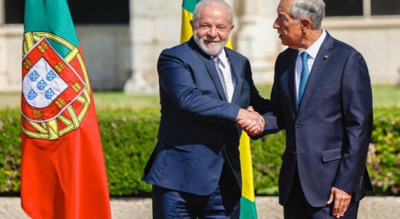 O presidente Luiz In&aacute;cio Lula da Silva (PT) &eacute; recebido pelo presidente de Portugal, Marcelo Rebelo de Sousa