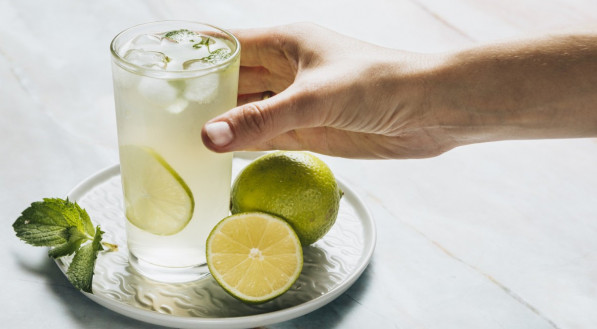 Confira 6 benefícios da água com limão: