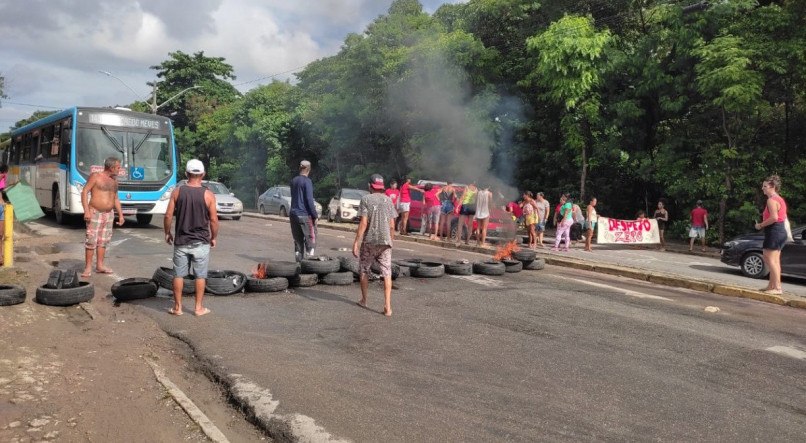 Protesto bloqueia trânsito na Avenida Dois Rios
